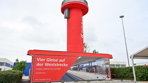 A separate information tower was erected in Hörsching for the mega-project. (Bild: Dostal Harald)