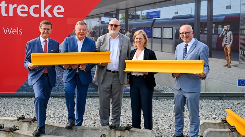ÖBB CEO Andreas Matthä (center) and politicians Markus Achleitner, Günther Steinkellner, Leonore Gewessler and Wolfgang Bogensberger (EU Commission) at the ground-breaking ceremony. (Bild: Dostal Harald)