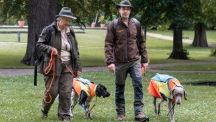 Hundeführer Helga Skagedaugg und Christian Kapaun mit „Aura“ und „Buddy“ nehmen an der Großübung ...