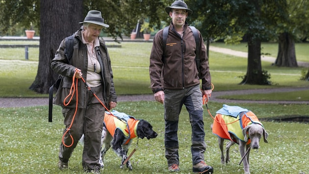 Hundeführer Helga Skagedaugg und Christian Kapaun mit „Aura“ und „Buddy“ nehmen an der Großübung teil - gemeinsam durchforsten die Beteiligten das Gebiet nach Wildschwein-Kadavern. (Bild: Land Steiermark/Robert Binder)