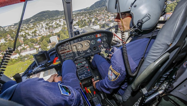 The flight police led by deserving pilot Harald Strimitzer (right) had a marathon Saturday. Salzburg's regional geologist Gerald Valentin sees a number of reasons behind the increasing number of missions. Striking: "Most missions are caused by men between the ages of 50 and 60." (Bild: Tschepp Markus)