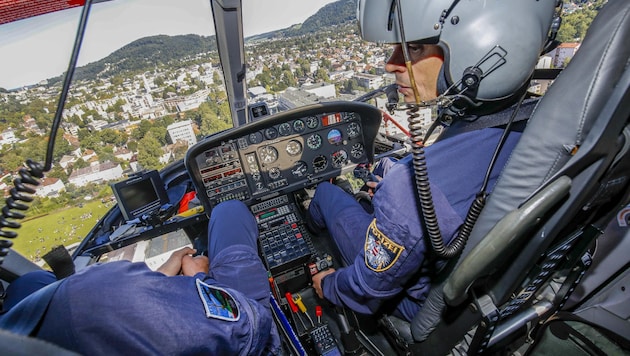 The flight police led by deserving pilot Harald Strimitzer (right) had a marathon Saturday. Salzburg's regional geologist Gerald Valentin sees a number of reasons behind the increasing number of missions. Striking: "Most missions are caused by men between the ages of 50 and 60." (Bild: Tschepp Markus) The flight police led by deserving pilot Harald Strimitzer (right) had a marathon Saturday. Salzburg's regional geologist Gerald Valentin sees a number of reasons behind the increasing number of missions. Striking: "Most missions are caused by men between the ages of 50 and 60." (Bild: Tschepp Markus)