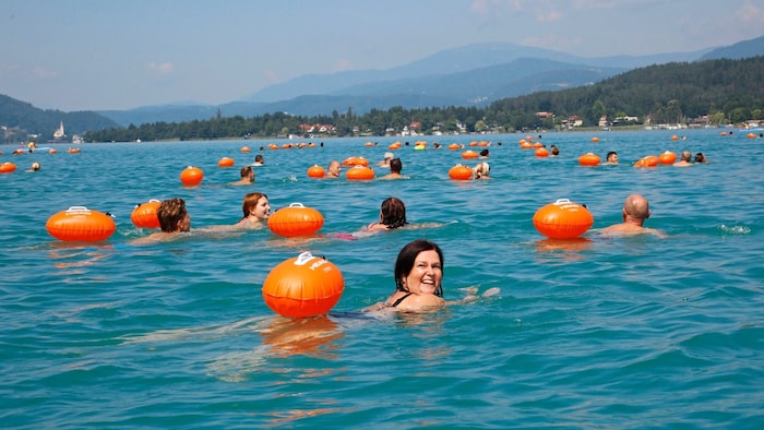 600 Personen können den Wörthersee schwimmend überqueren.