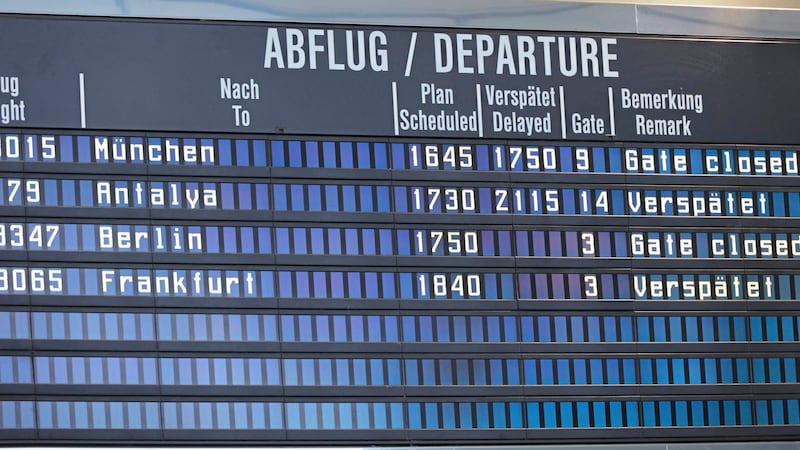 On Monday, one day after the actual departure, the flight was delayed again - the latest time was 21:15. (Bild: Jauschowetz Christian)