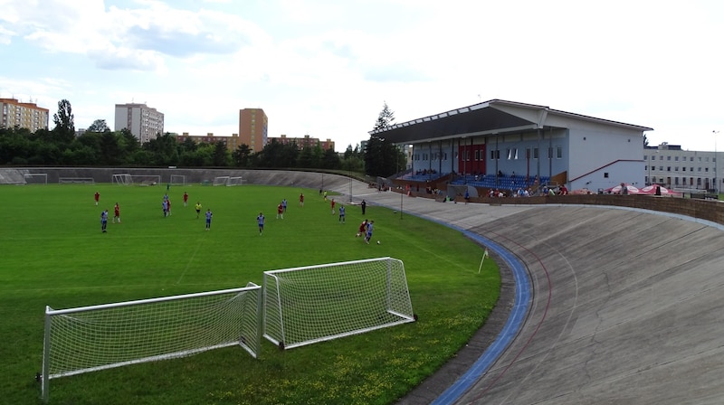 At the Czech amateur club Petrin Pilsen, Matzka is fascinated by the cycling track around the pitch. (Bild: Alex Matzka)