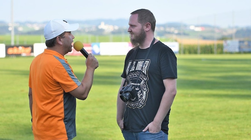 Matzka (re.) ist in der Groundhopper-Szene ein beliebter Interviewpartner. (Bild: Alex Matzka)