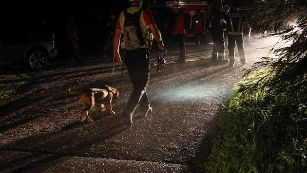 Hétfő este nagyszámú segítő kontingens kereste az eltűnt nőt a szakadó esőben. (Bild: laumat)