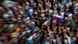 Gegen die Auflösung gab es in Bratislava große Kundgebungen. (Bild: AFP/VLADIMIR SIMICEK)