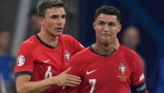 Cristiano Ronaldo (rechts) will sich nicht in die Karten schauen lassen.  (Bild: Copyright 2024 The Associated Press. All rights reserved)