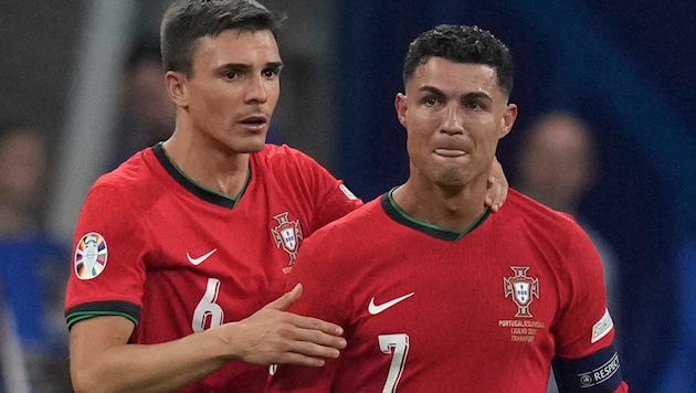 Cristiano Ronaldo (right) does not want to let anyone look at his cards. (Bild: Copyright 2024 The Associated Press. All rights reserved)