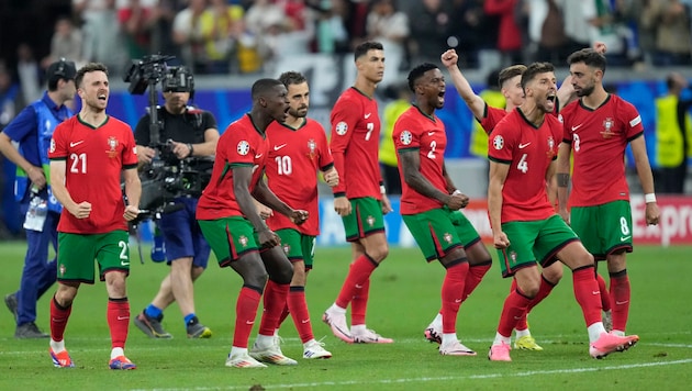 Pure relief for the Portuguese after their late finalization to reach the European Championship quarter-finals (Bild: Associated Press)