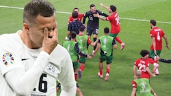 Während Portugal Diogo Costa feiert, ist die Enttäuschung bei den Slowenen groß.  (Bild: AFP/Daniel ROLAND, PATRICIA DE MELO MOREIRA)