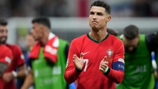 Cristiano Ronaldo zeigt Herz.