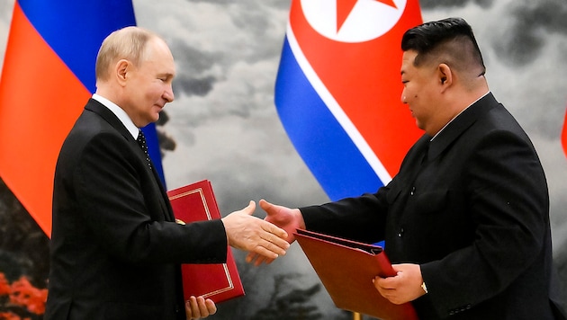 Russlands Präsident Wladimir Putin bei seinem letzten Besuch bei Nordkoreas Machthaber Kim Jong Un (Bild: APA/AP)
