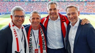 Finanzminister Magnus Brunner (1.v.li) und Kanzler Karl Nehammer (3.v.li) waren unter anderem ...
