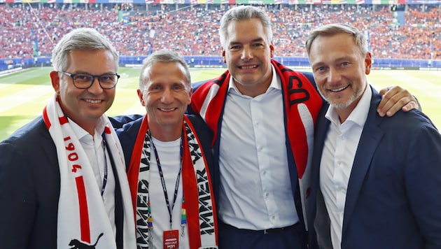 Finance Minister Magnus Brunner (1st from left) and Chancellor Karl Nehammer (3rd from left) were at the Holland match of the national team with German FDP leader Christian Lindner, among others. (Bild: Dragan Tatic)