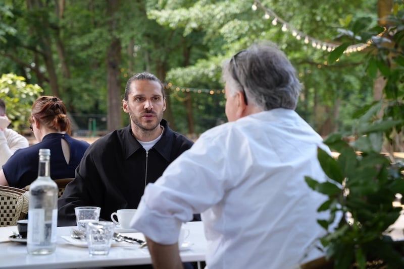 Christopher Trimmel Şansölye Yardımcısı Werner Kogler ile sohbet ederken. (Bild: BMKÖS/Fritz)