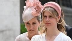 Lady Louise mit ihrer Mutter Herzogin Sophie (Bild: APA/AFP/Paul ELLIS)