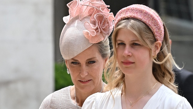 Lady Louise mit ihrer Mutter Herzogin Sophie (Bild: APA/AFP/Paul ELLIS)
