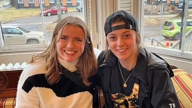 Emma and Tori were seriously injured - this photo was taken before the attack on June 22 in Halifax. (Bild: facebook.com/Emma MacLean)