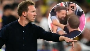 Julian Nagelsmann schiebt Klaas Heufer-Umlauf zur Seite.