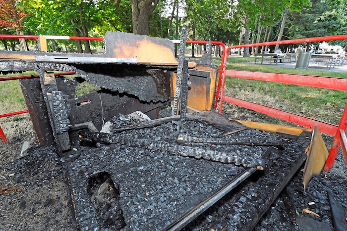 Nothing is left of the toilet facility in Allerheiligenpark apart from coal.