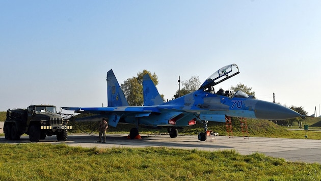 Egy ukrán Szu-27-es vadászrepülőgép (archív kép) (Bild: AFP/GENYA SAVILOV)