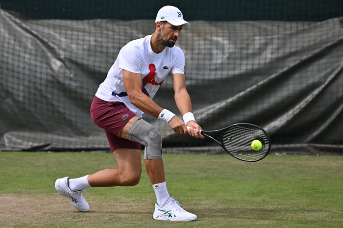 Djokovic trainierte nach seiner Operation mit einem Knieschutz.