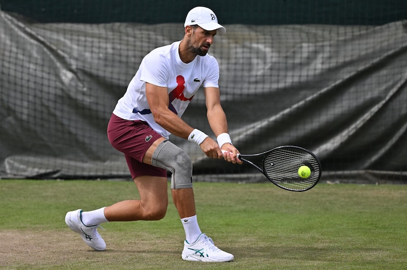 Djokovic trained with knee protection after his operation. (Bild: AFP/Glyn KIRK)