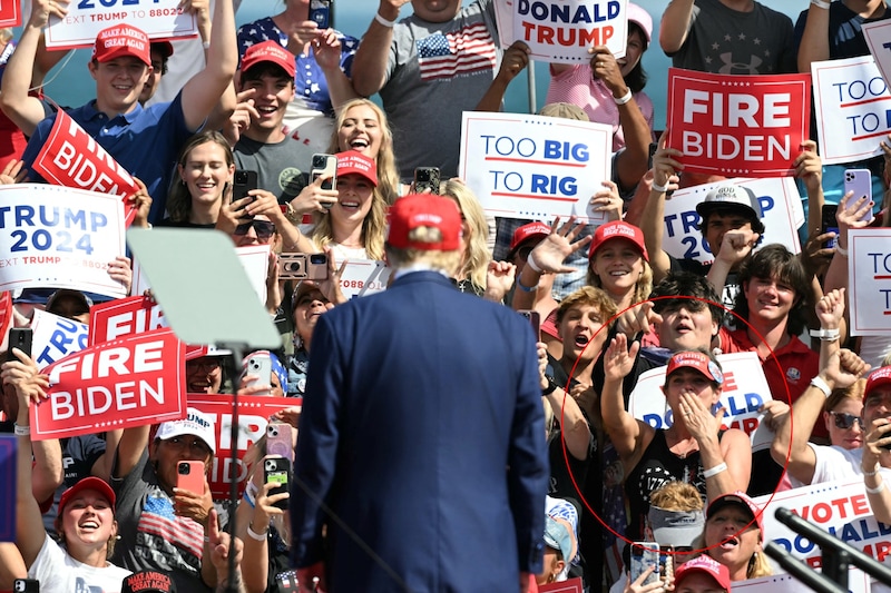 Fehér, fiatal, szélsőjobboldali: Trump-rajongók egy kampánymegjelenés során (Bild: AFP/Jim WATSON, Krone KREATIV)