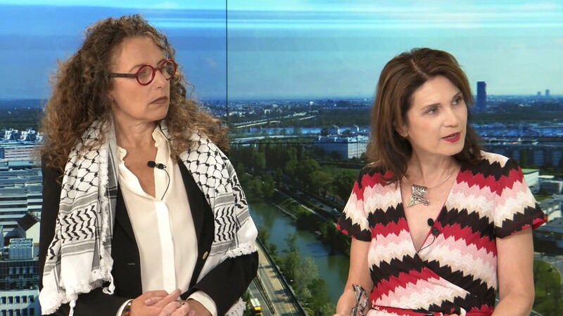 Dalia Sarig, zsidó gyökerekkel rendelkező aktivista és Astrid Wagner ügyvéd. (Bild: krone.tv)