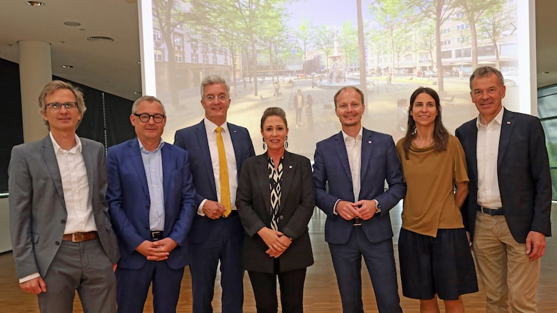 Bürgermeister Johannes Anzengruber, Vizebürgermeister Georg Willi, Stadträtin Mariella Lutz und Stadträtin Janine Bex mit dem Architekten Clemens Kolar und den Vertretern des Zentrumsvereins Michael Perger und Thomas Hudovernik. (Bild: IKM/M. Darmann)