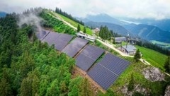 The large PV modules were installed on the south side below the summit. (Bild: Scharinger Daniel/Daniel Scharinger)