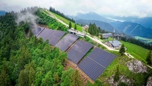 Die großen PV-Module wurden südseitig unterhalb des Gipfels installiert.