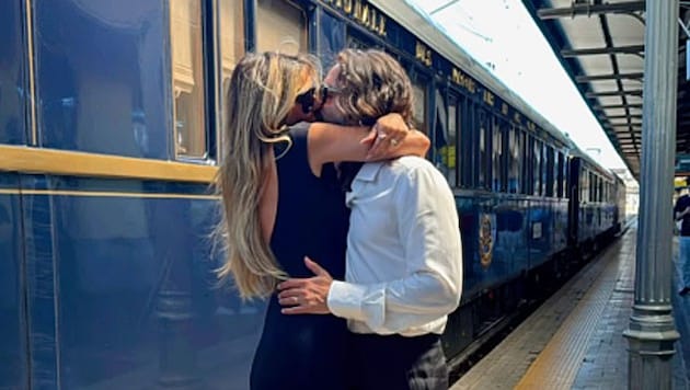 Heidi és Tom Kaulitz csókolózik az Orient Expressz előtt. (Bild: www.instagram.com/heidiklum)