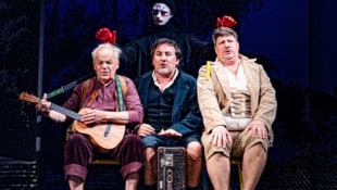 „Lumpazivagabundus“ mit Robert Meyer (Knieriem), Florian Carove (Zwirn), Thomas Frank (Leim), dahinter: Sebastian Wendelin (Lumpazivagabundus); (Bild: Lalo Jodlbauer)