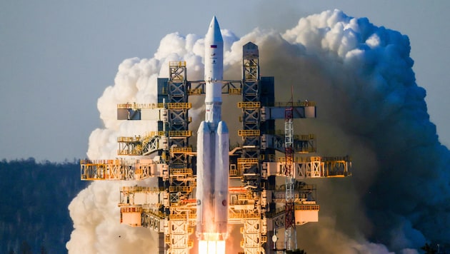 Az orosz Roszkoszmosz űrügynökség rakétája felszáll. (Bild: AFP)