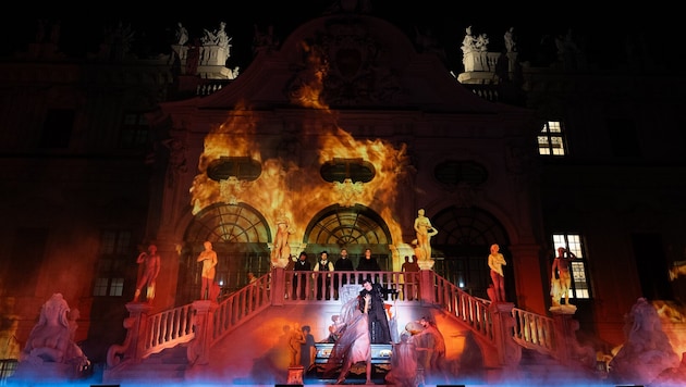 Fiery Don Giovanni in front of the Belvedere Palace in Vienna (Bild: ANNA_STOECHER)