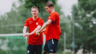 Jannik Schuster (re.) mit Marc Striednig. (Bild: Andreas Schaad – FC Liefering)