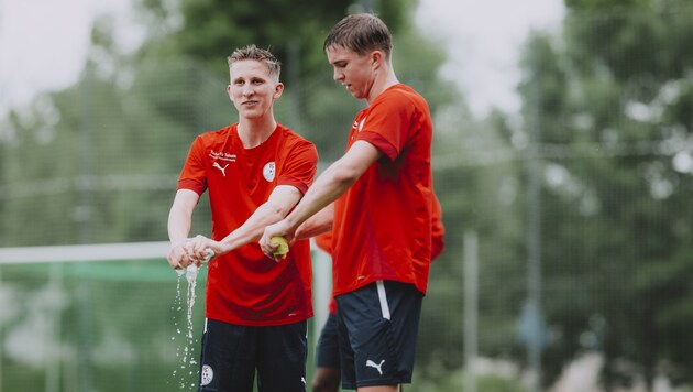 Jannik Schuster (re.) mit Marc Striednig. (Bild: Andreas Schaad – FC Liefering)