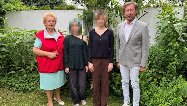 Volkshilfe President Verena Dunst and Mayor Kurt Maczek are trying to pull out all the stops to help the two bereaved daughters as much as possible. (Bild: Volkshilfe Burgenland, Krone KREATIV)