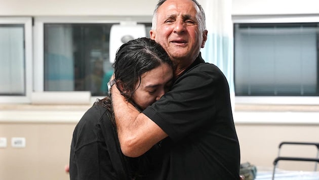 Noa Argamani babasının kollarında (Bild: AFP)