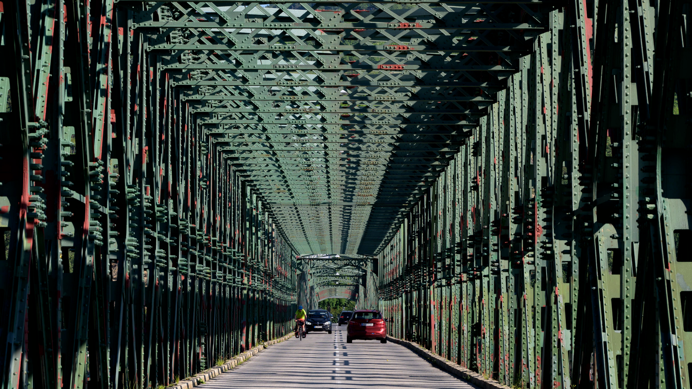 A nehéz tehergépjárműveket már kitiltották a mauterni Duna-hídról. (Bild: Molnar Attila)