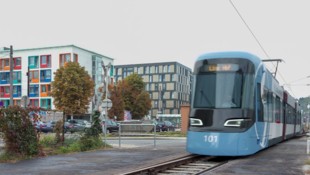 Der vorgegebene Zeitplan ist sehr sportlich: Die Linzer Regional Stadtbahn soll im Jahr 2032 durch die Landeshauptstadt Linz rollen. (Bild: Krone KREATIV/Land OÖ)