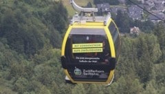 Auch wenn es bewölkt ist, produziert die am Dienstag in betrieb genommene Photovoltaik-Anlage genug Strom, um die Zwölferhorn Seilbahn zu betreiben. (Bild: Scharinger Daniel)