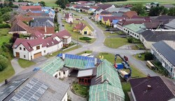 Der Ort Rappolz wurden am schlimmsten vom Hagel getroffen und ist mittlerweile – wie auch Gilgenberg, Waldkirchen und Lexnitz – zum „Planendorf“ mutiert. (Bild: BFK WT/Stefan Mayer)