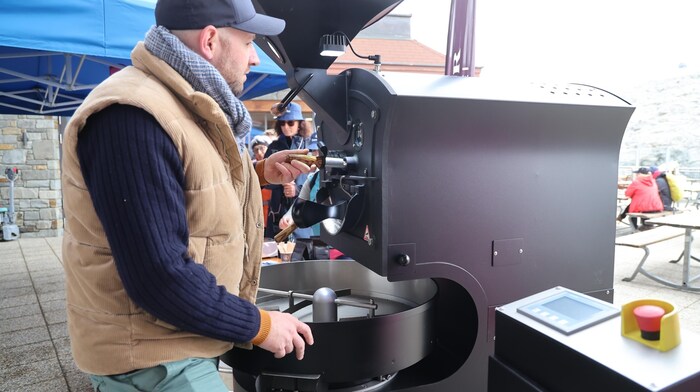 Master roaster Max Bauer at the drum roaster, which was specially brought to the glacier.