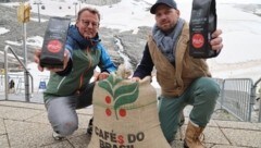 Von Brasilien ins Eis: Claus Dalpiaz (li.) und Max Bauer von Dinzler präsentieren die frisch geröstete Gletscher-Sonderedition. (Bild: Birbaumer Christof)