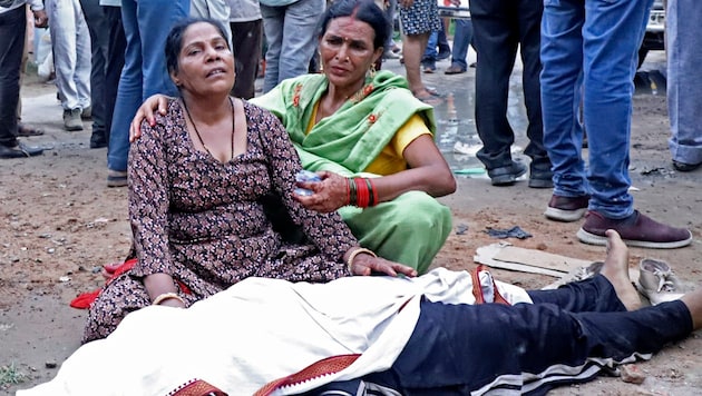 Gyászoló nők a halálos tömegbaleset után. (Bild: AP/MANOJ ALIGADI)