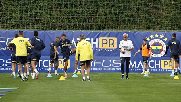 Jose Mourinho beim ersten Training in Bad Waltersdorf. (Bild: Fenerbahce Media)